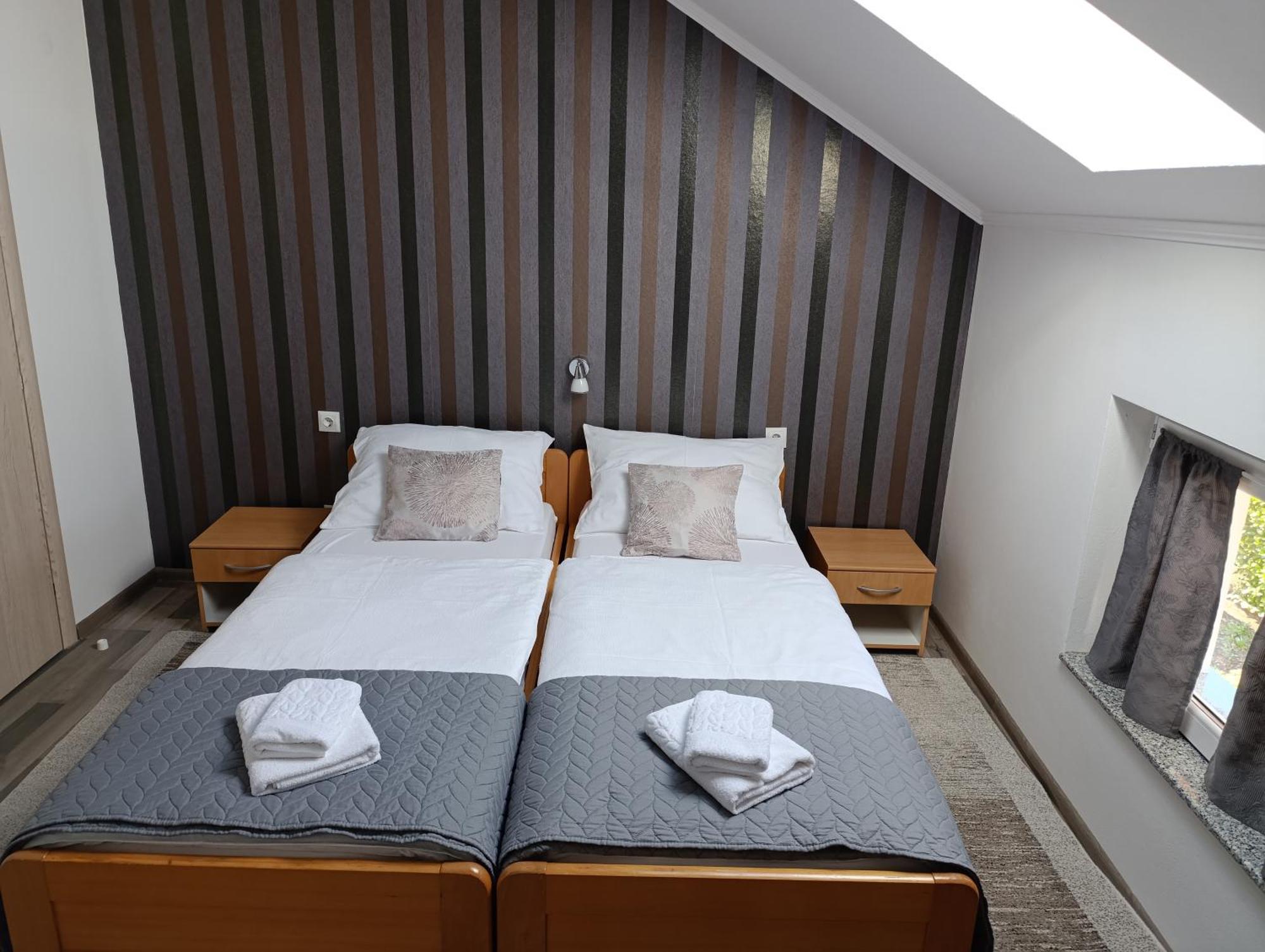 Guest House Toic Korenica Ngoại thất bức ảnh